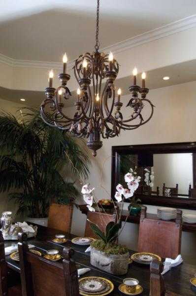Люстри і світильники   повинні відповідати загальній архітектурі та декору кімнати, від меблів до килимів і штор