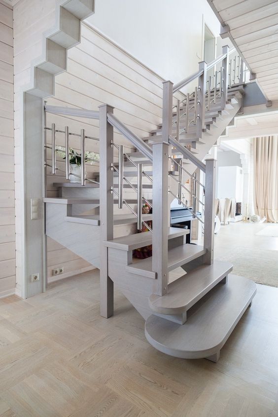 Красива дерев'яні сходи на другий поверх з плавним поворотом