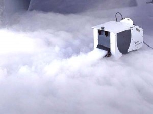 При проведенні концертів, вистав іноді потрібно застосування сухого льоду для освіти штучного сценічного «диму»