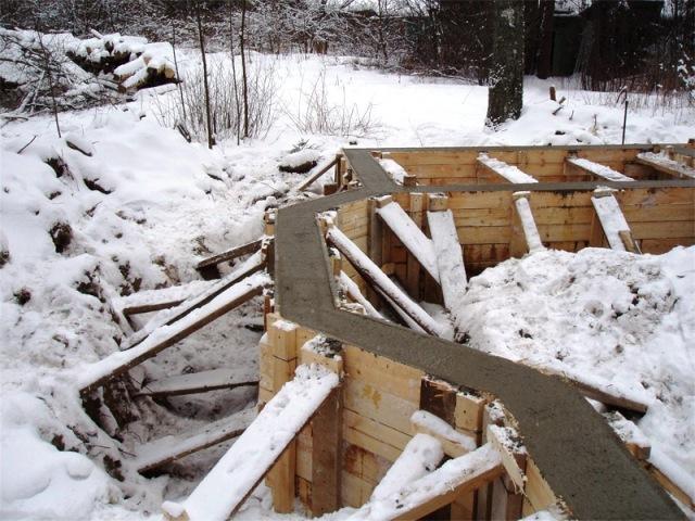 Треба заливати фундамент повністю, а дощ і сніг не перешкода, головне - догляд за бетоном після заливки