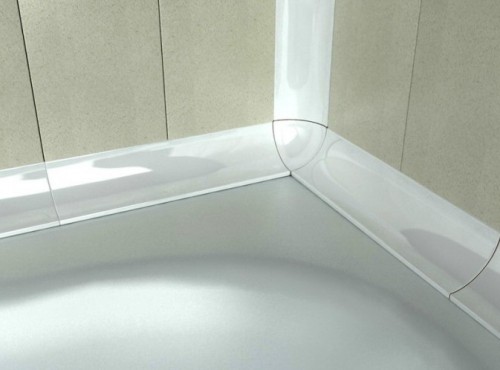 Плінтуси можна купити і відповідно закріпити на кут ванна-стіна за допомогою герметика