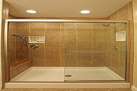 А глибокий піддон зробити або прикрасою ванної кімнати, або надати йому більшу функціональність, ввівши в інтер'єр душової кабіни додаткові елементи: сидіння, декоративно оформлені тримачі для мила або щіток