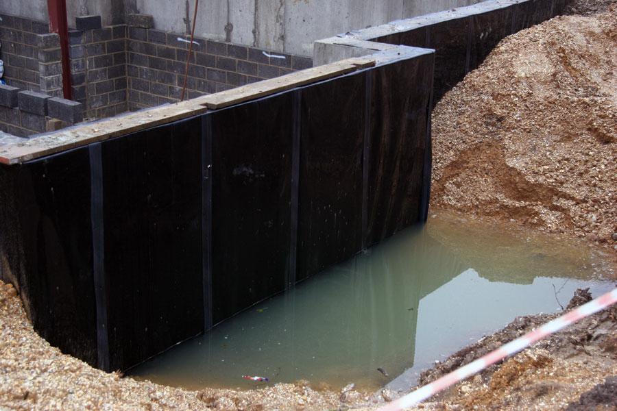 Використання гідроізоляційних   матеріалів для герметизації нерухомих (холодних) з'єднань бетону запобігає корозії арматури