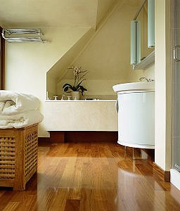 Фотогалерея - дерев'яна підлога у ванній