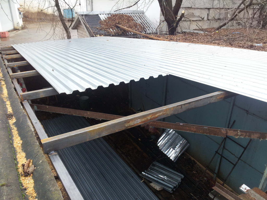 Якщо довжина гаража 6 метрів, а лист матеріалу 1 метр, то на весь дах знадобиться 12 листів профнастилу