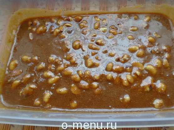 Густим коричневим солодким вареним цукром залийте арахіс, викладений на пласку тарілку