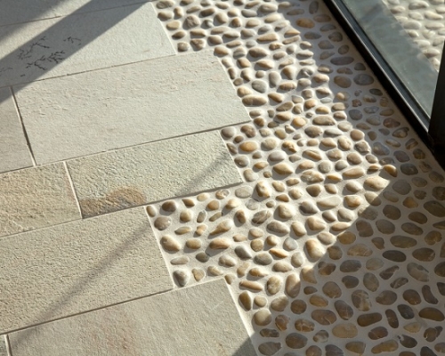 Після остаточного висихання бетонної стяжки зробіть обробку швів затіркою