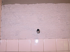Для укладання плитки я використовував якісну мастику для стін, так як вона значно полегшує роботу для непрофесіонала