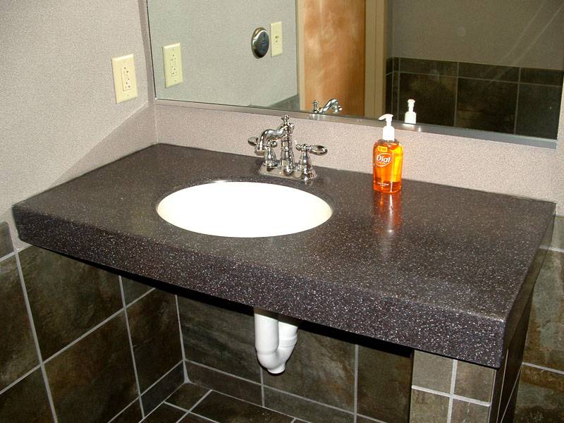 при облаштуванні   ванної кімнати   пильна увага приділяється зовнішньому вигляду і характеристикам встановлюється   сантехніки   і меблів