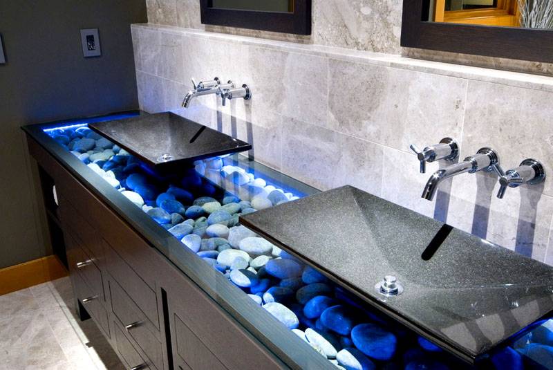 Для цього треба підібрати виріб відповідного дизайну і забарвлення, орієнтуючись на обстановку   ванної кімнати