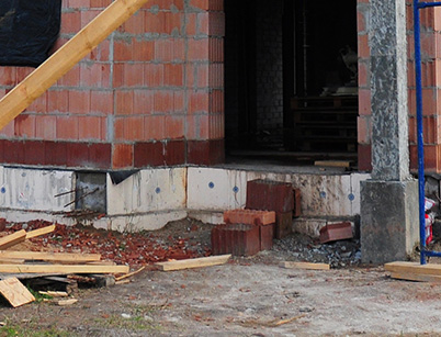 Наша компанія більше 11 років на ринку   будівельних послуг   і має в своєму штаті фахівців з   досвідом робіт від 5 років, тому може запропонувати гідне рішення проблем з основою дерев'яного, дачного, багатоквартирного будинку з різним рівнем руйнування