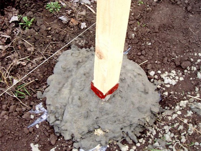 При необхідності використовують розпірки, щоб зафіксувати стійку в правильному положенні, поки бетон не схопиться