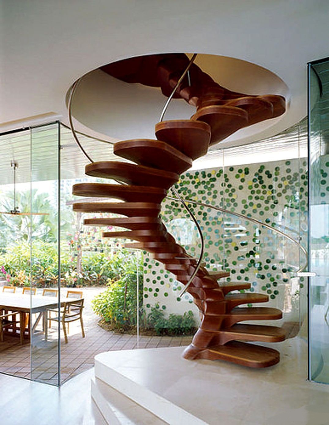 Дизайн сходів виконаний в єдиному стильовому рішенні з вітальні