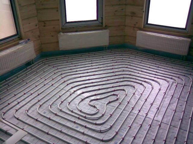 Крім того, заховані під покриттям підлоги, труби не зіпсують інтер'єр дерев'яного будинку і забезпечать раціональне використання внутрішнього простору в приміщенні