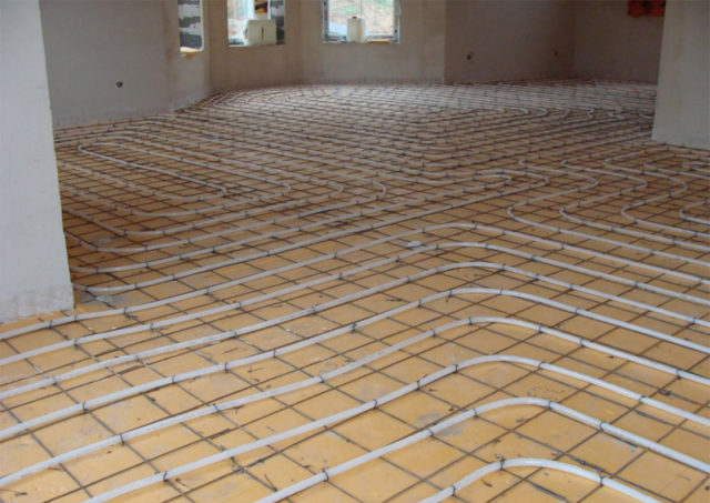 Тому ви легко зможете встановити трубопровід і водяні теплі підлоги на дерев'яну підлогу самостійно;   Встановити тепла підлога можна як по всьому будинку, так і тільки в окремому приміщенні