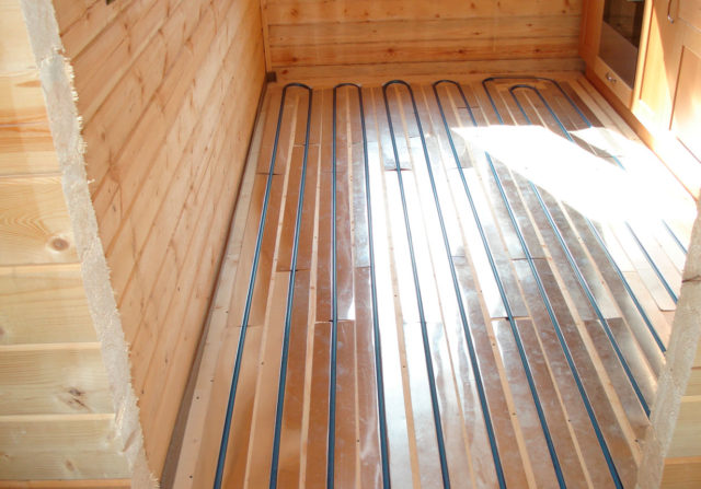 Давайте розглянемо декілька способів того, як правильно встановити теплу водяну підлогу по дерев'яному перекриттю
