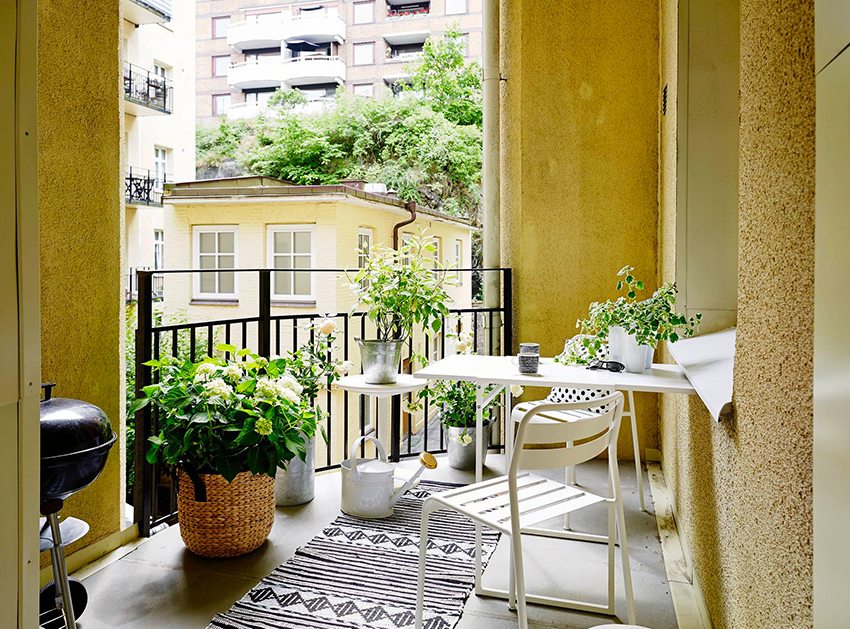Власники квартир нерідко використовують балкон або лоджію для сушіння білизни, адже наявність покрівлі захищає мотузки з речами від негативного впливу негоди
