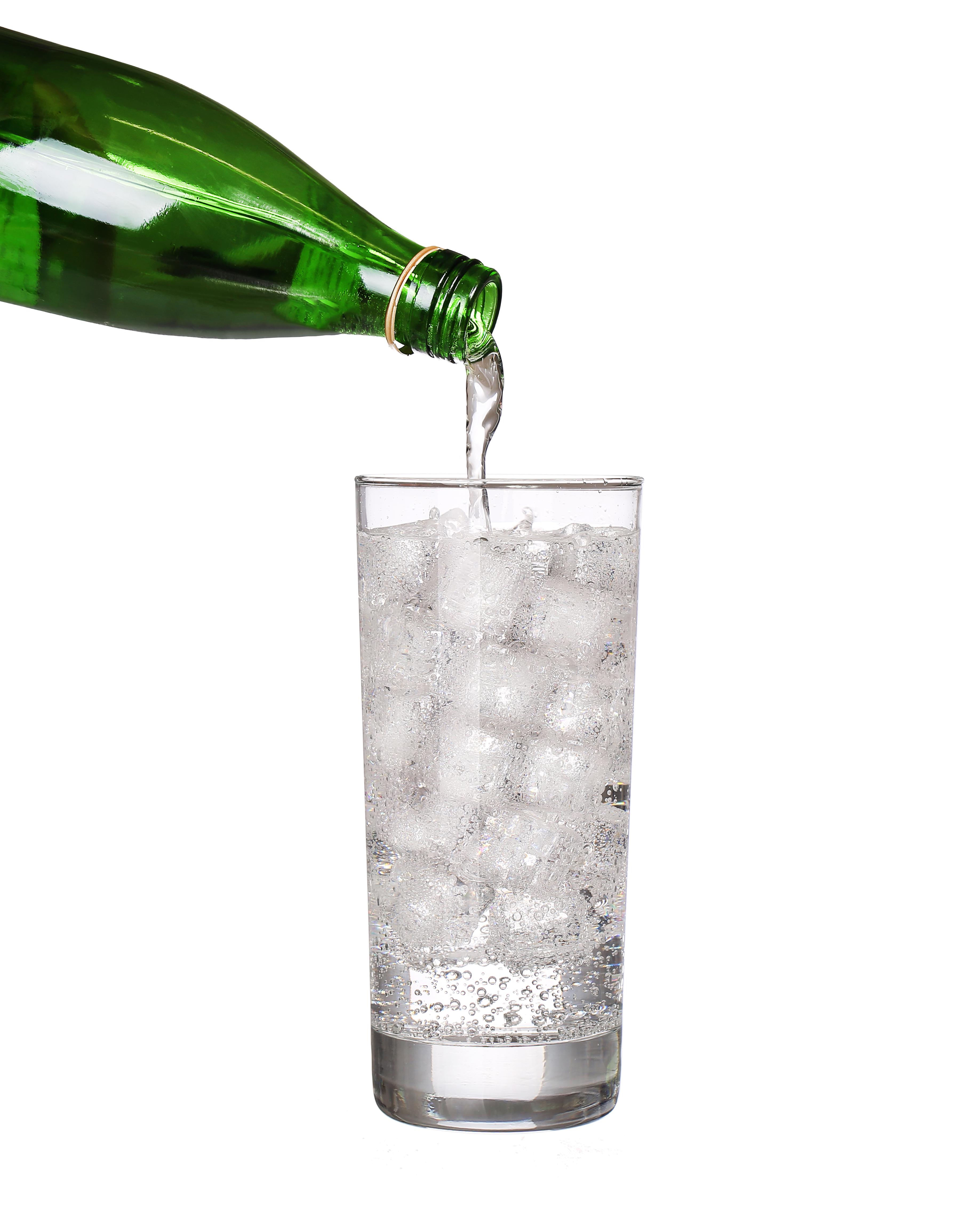 Холодная минеральная вода. Минералка газированная в стакане. Вода в зеленой стеклянной бутылке. Ледяная вода в стеклянной прозрачной бутылке. Вода позеленела в бутылке.