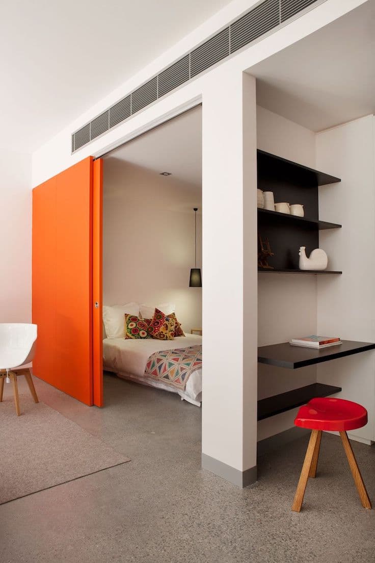 Гарний дизайн двокімнатної хрущовки з об'єднаними кімнатами в стилі еко