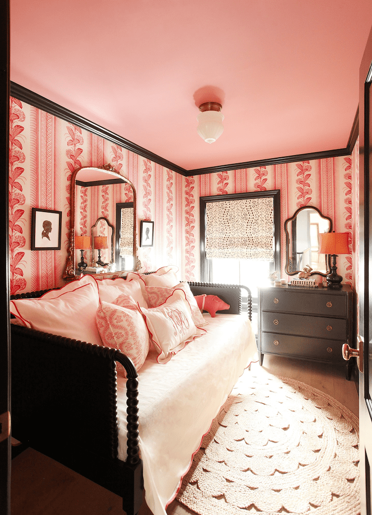 Витончена спальня в ніжних персикових відтінках