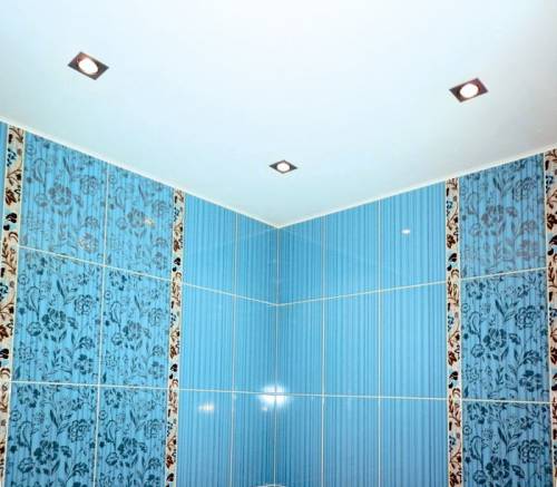 Принцип облаштування стелі у ванній кімнаті дерев'яного будинку практично не відрізняється від облаштування стін