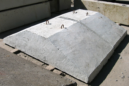 Для нижнього шару стрічкового фундаменту з блоків застосовуються залізобетонні плити-подушки (ФЛ), які встановлюються поверх гідроізоляції