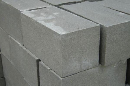 монолітні (ФБС) - це суцільні бетонні блоки зі сталевою арматурою, вони найбільш міцні з усіх видів;