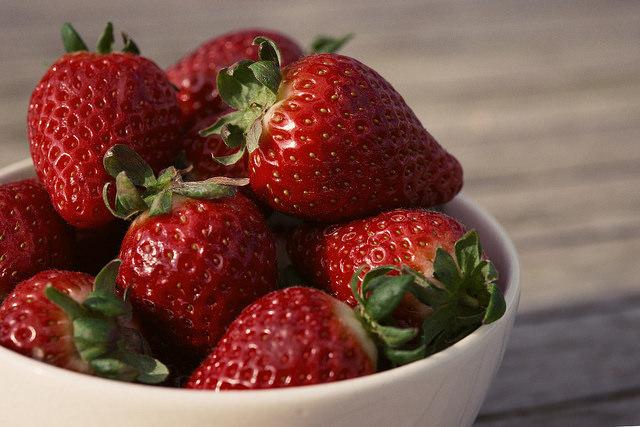 Ми звикли називати полуницею великі солодкі садові ягоди, а суницею - не менше солодкі, але більш дрібні і запашні, ягоди, що ростуть в лісі