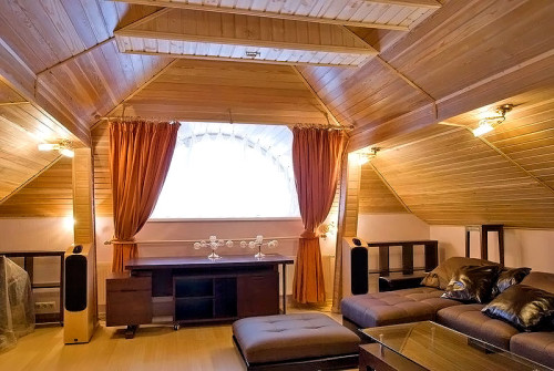 Зате деревина не тільки створює в кімнаті особливу затишну атмосферу, а й додатково утеплює приміщення