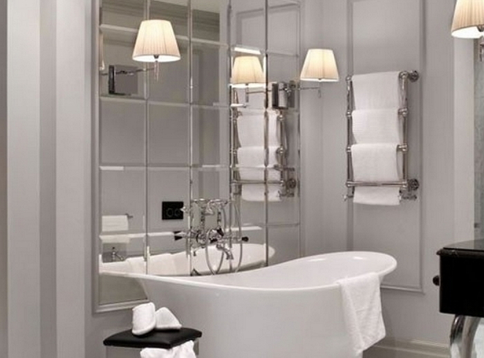 Оформлення маленької ванної кімнати дзеркальною плиткою, як на фото, дозволяє візуально збільшити приміщення: