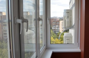Найбільш популярними видами скління балкона в панельному будинку є: