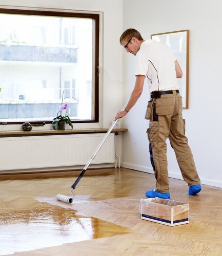 У сьогодення поліуретановий лак - це найкращий засіб для нанесення на підлогу, нехай навіть в приміщенні буде велике навантаження на покриття