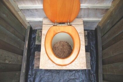 Існує варіант створення для дачного туалету компактного септика, який зможе не тільки очищати каналізаційні стоки, а й формувати добрива для сільськогосподарських робіт