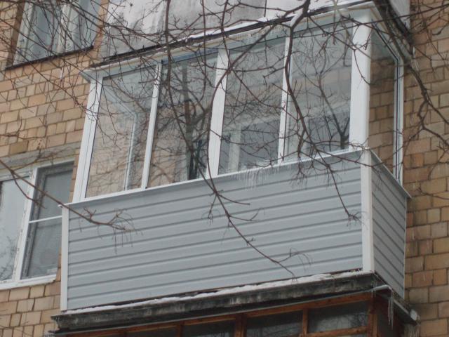 Якщо Ви хочете перетворити Ваш балкон не тільки зсередини, але і зовні, необхідно зробити його зовнішню обробку